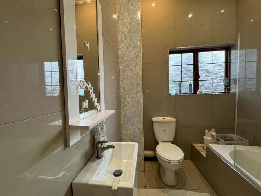 5 Bedroom Property for Sale in Birdwood Estate North West